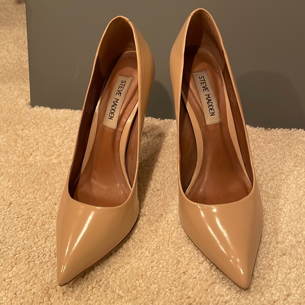 Nude pumps